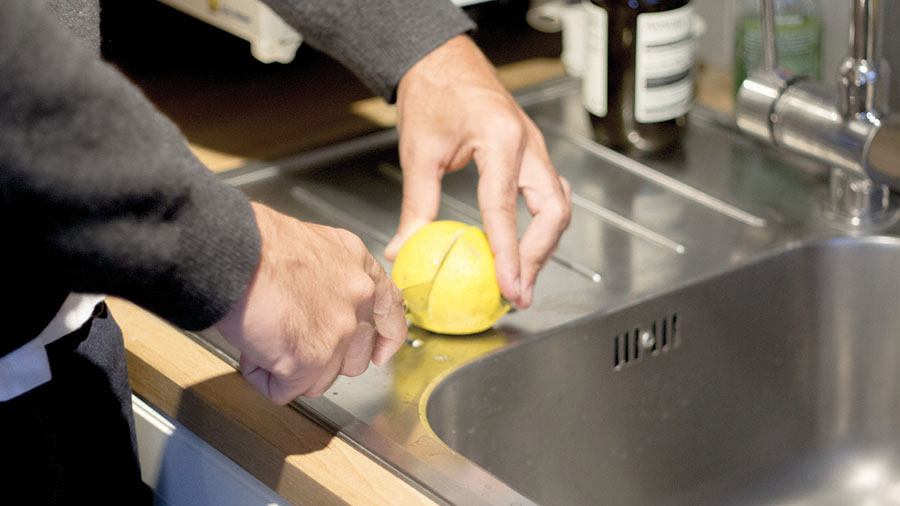 Jean-Baptiste préparant un jus de citron