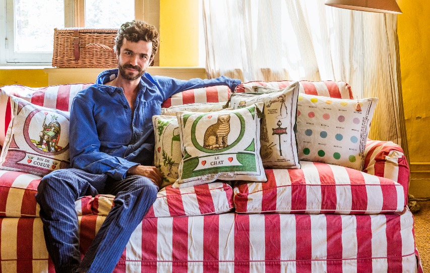 Marin Montagut, illustrateur et créateur, parle de soins, de son amour pour la fleur d’oranger et du cap des 30 ans