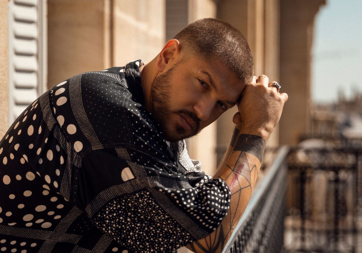 Mosimann, DJ et chanteur, parle de soin pour barbe, de greffe de cheveux et de santé mentale