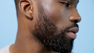 Vous avez des boutons sous votre barbe ? Voici la solution