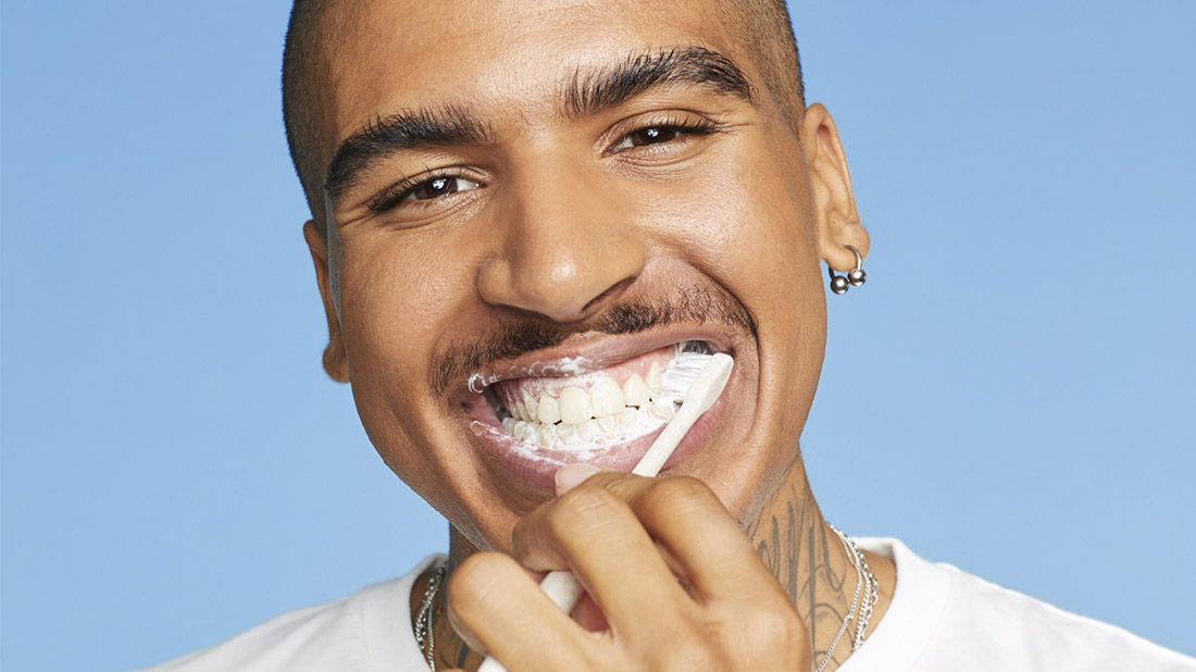 Le dentifrice, c’est avant ou après avoir mouillé sa brosse à dents ?