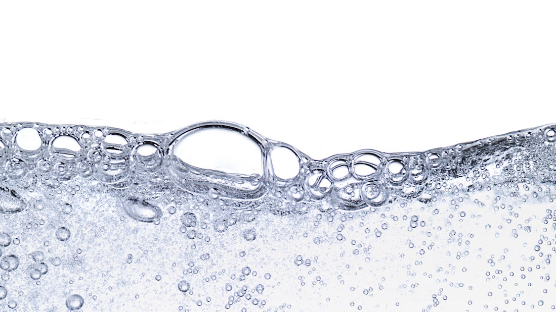 Faut-il se nettoyer le visage à l'eau gazeuse ? 