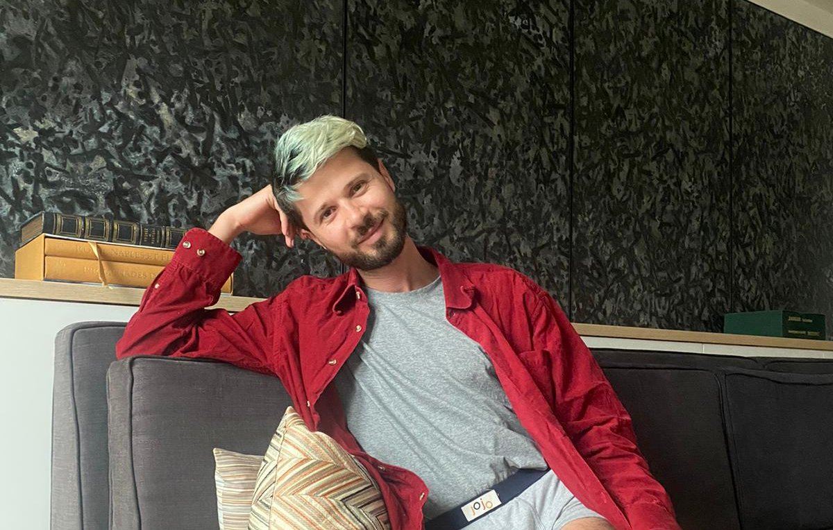 Rémi Sbardella, fondateur de My Jojo, parle de la peur de vieillir chez les hommes et cheveux décolorés
