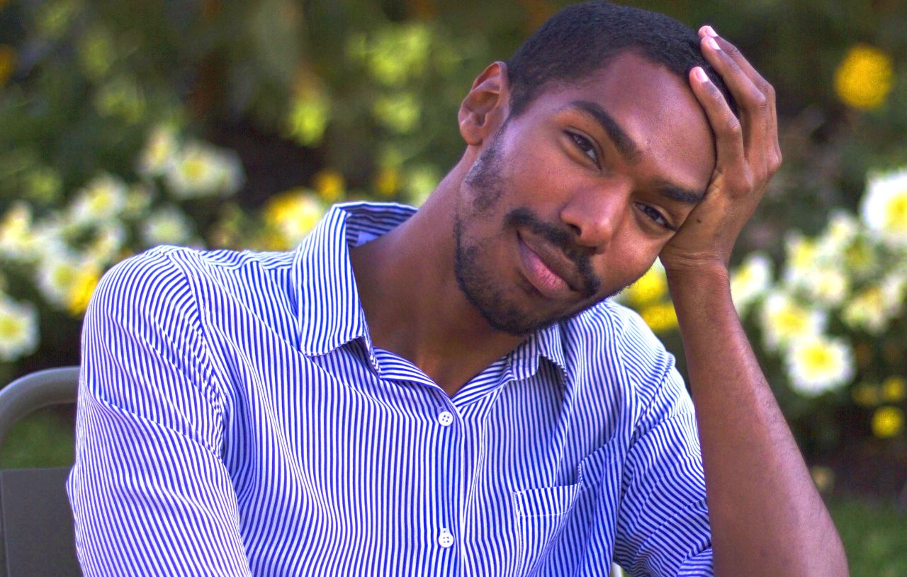 “Pourquoi j’ai commencé à prendre soin de moi” : Anthony parle d’amour-propre et de sa routine skincare pour une bonne mine 